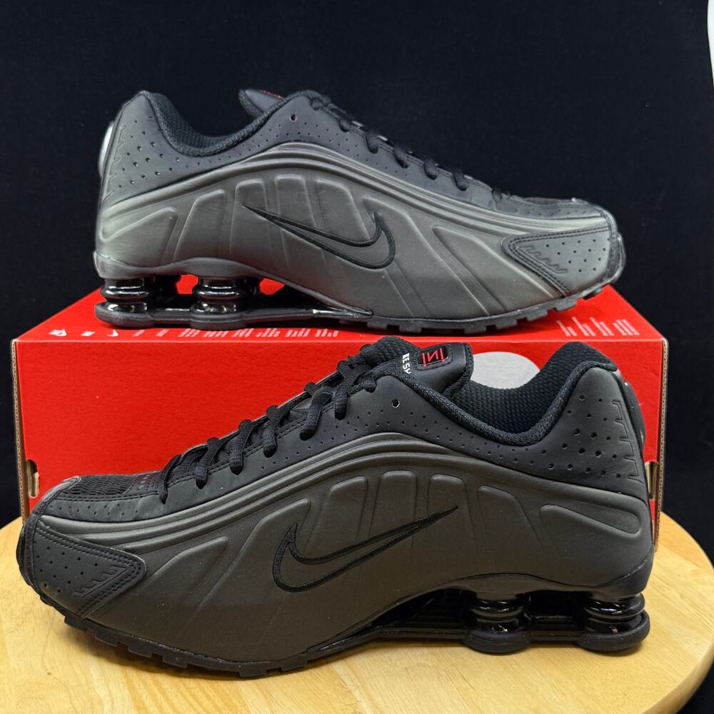 Nike Shox R4 Shoes Triple Black HQ1988-001 Men's Size 10.5 NEW